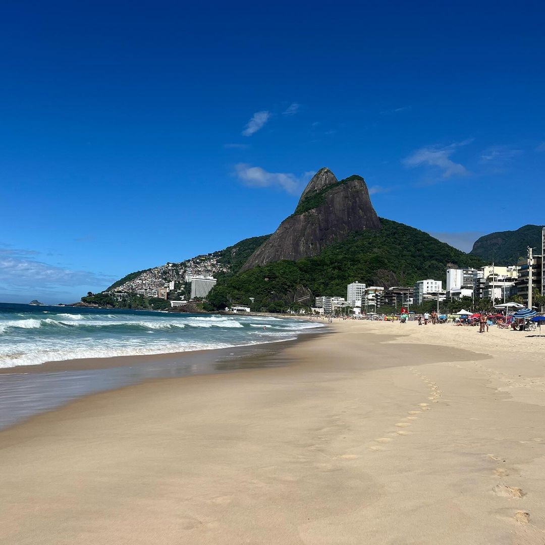 praia e montanha ao fundo